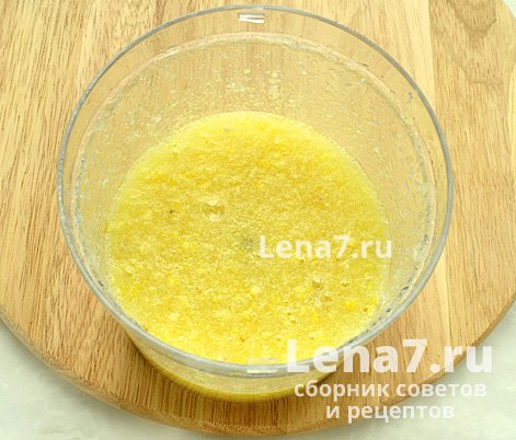 Измельченные лимон и сахар в чаше блендера