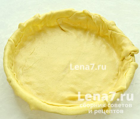 Раскатанное тесто, уложенное поверх лимонной смеси