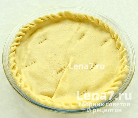 Сформированный лимонный пирог, подготовленный к выпечке