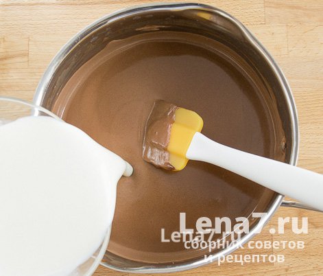Вливание желатиновой массы в сливочно-шоколадную