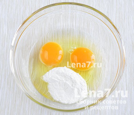 Яйца и сахарная пудра в миске
