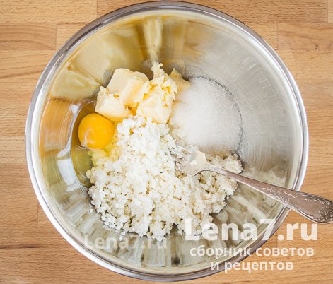 Сливочное масло, сахар, творог и яйцо в миске для смешивания