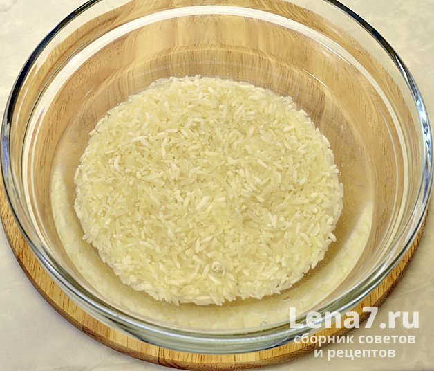 Промытый рис в миске