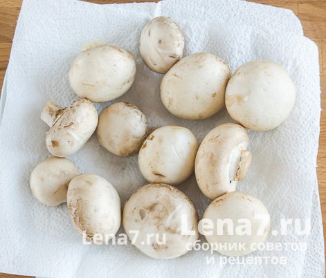 Промытые и обсушенные грибы на салфетке