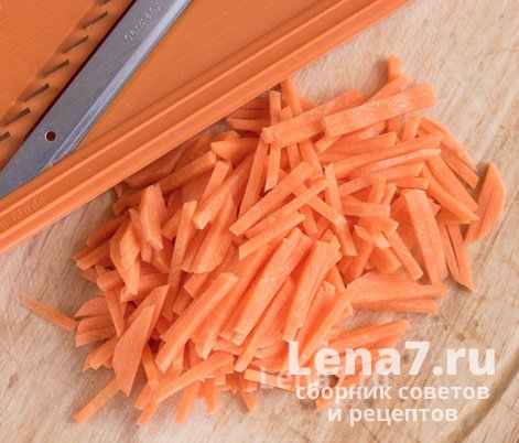 Очищенная и протертая на терке морковь