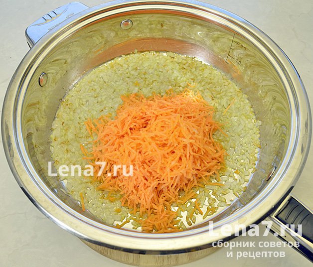 Морковь, добавленная в сковороду к обжаренному луку