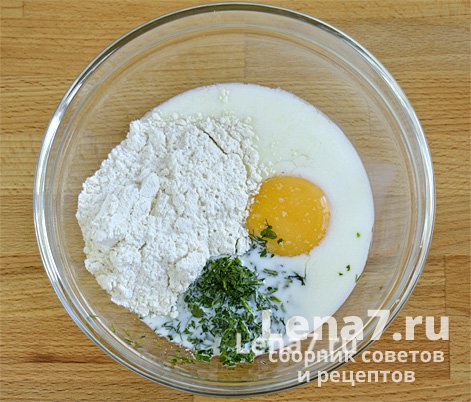 Мука, молоко, яйцо, зелень и соль в миске