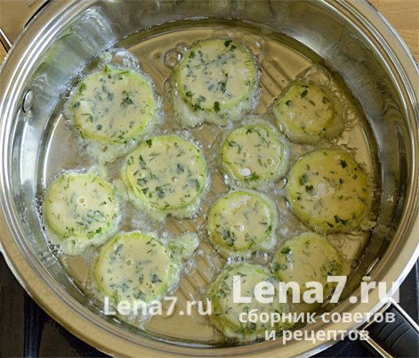 Ломтики кабачка в сыром кляре в сковороде с разогретым растительным маслом