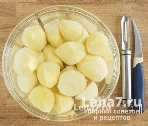 Картофель в миске с водой очищенный, нарезанный, промытый