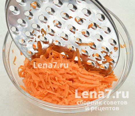 Очищенная и протертая на терке морковь