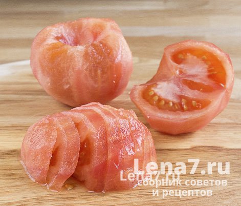 Очищенные от кожуры помидоры, нарезанные полукольцами