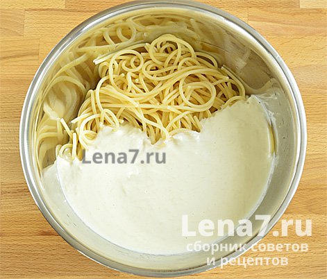 Спагетти и соус в миске для смешивания