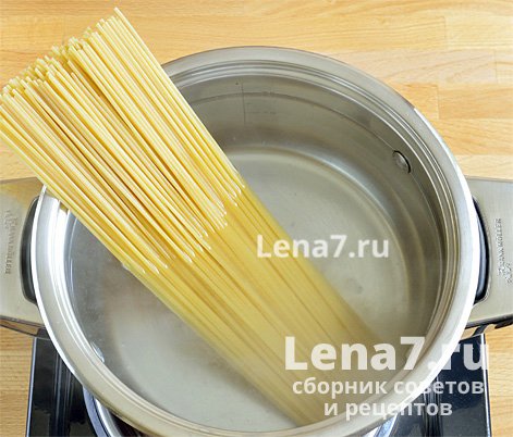 Спагетти в кастрюле с водой