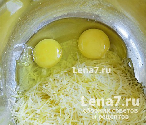 Яйца, сыр и оливковое масло в миске для смешивания