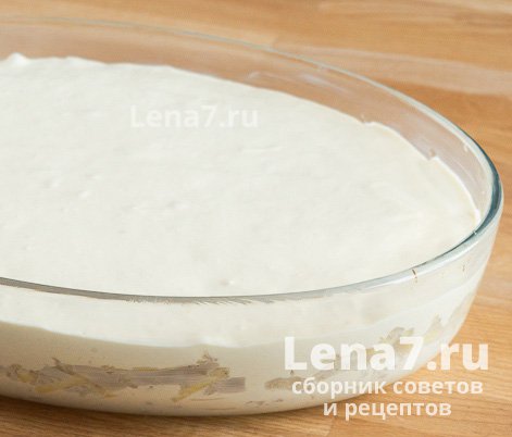 Оставшееся тесто, выложенное в форму на слой начинки