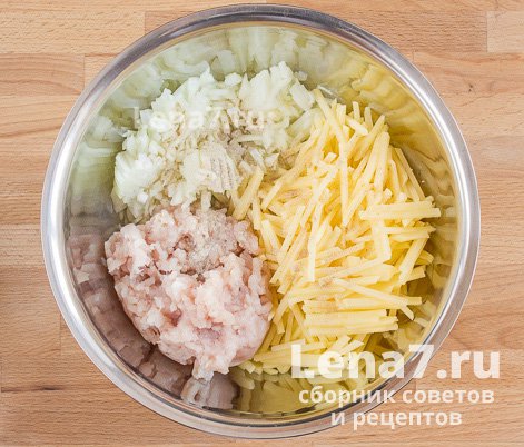 Выложенные в миску лук, картофель, фарш, соль и перец.