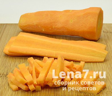 Очищенная и порезанная соломкой морковь