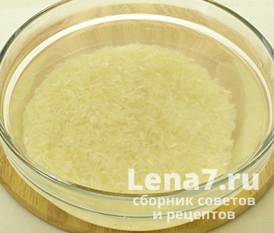 Промытый в миске рис