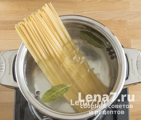 Спагетти, перец горошком и лавровые листы в кастрюле с водой