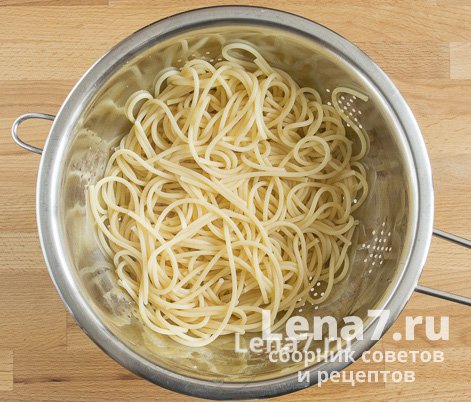 Сваренные спагетти в дуршлаге 