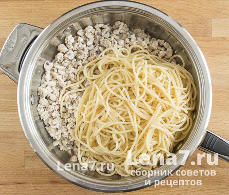 Спагетти, добавленные в сковороду
