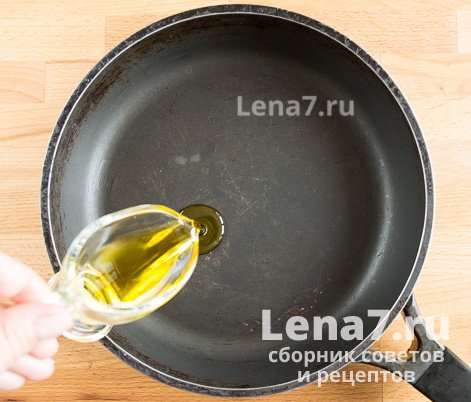 Разогретая сковорода с оливковым маслом