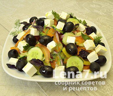 Подготовленные ингредиенты салата на тарелке с добавлением брынзы и зелени