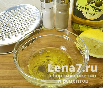 Заправка для салата в миске: смесь оливкового масла, сока лимона, чеснока, соли и перца