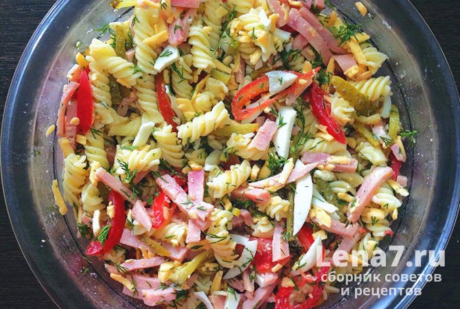Салат «Италия» с макаронами, ветчиной и солеными огурцами