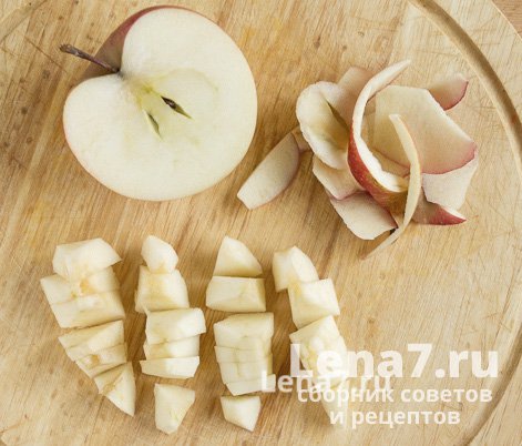 Очищенное и нарезанное ломтиками яблоко