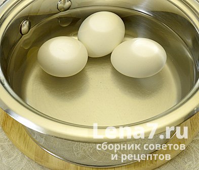 Куриные яйца в кастрюле, приготовленные для варки