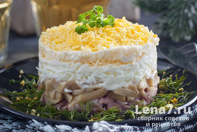 Салат «Белый лебедь» с маринованными грибами и колбасой