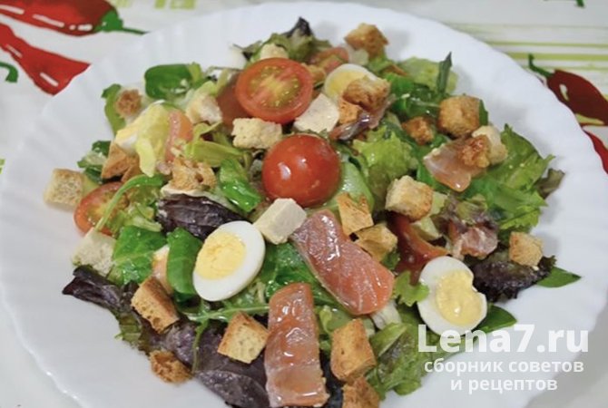 Салат «Цезарь» с семгой, сыром тофу и перепелиными яйцами