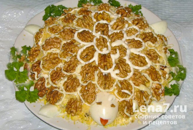 Салат «Черепашка» с курицей, грецкими орехами, ветчиной и грибами