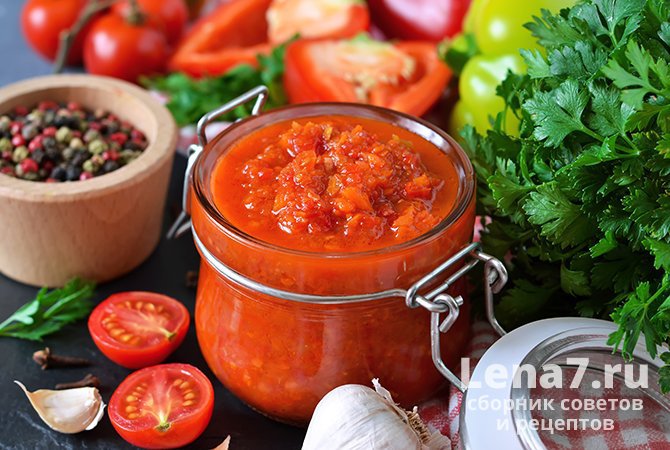 При консервировании баклажанов можно использовать разнообразные соусы, к примеру, аджику (на фото) или томатный соус – они добавляют пикантности зимним заготовкам