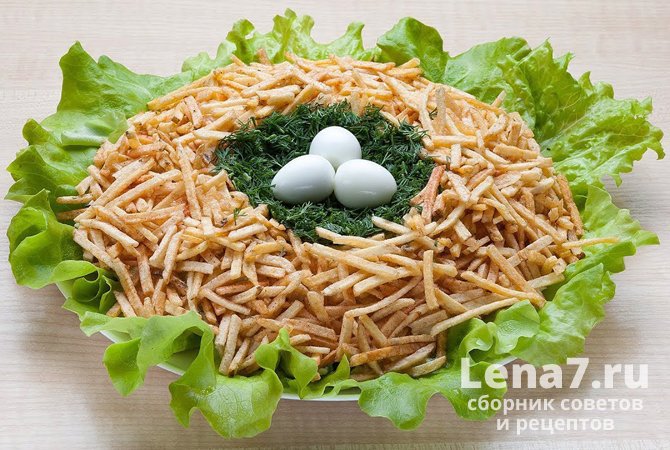 Вкусный салат Гнездо глухаря с копченой курицей, рецепты с фото