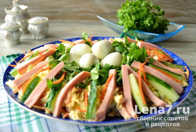Салат «Кукушкино гнездо» с колбасой, кукурузой, сыром и свежими овощами