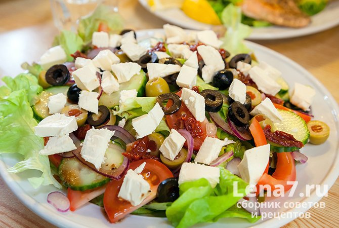 Салат «Греческий» с оливками и кабачками