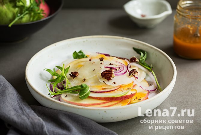 Пикантный салат из кольраби с красным луком и орехами пекан