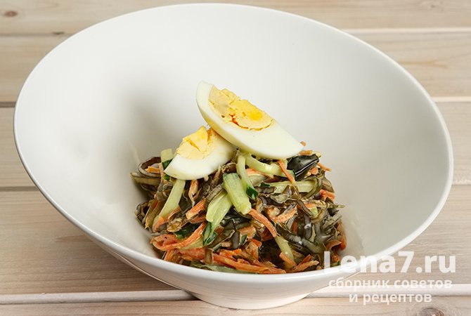 Салат из морской капусты с корейской морковью, огурцами и яйцом