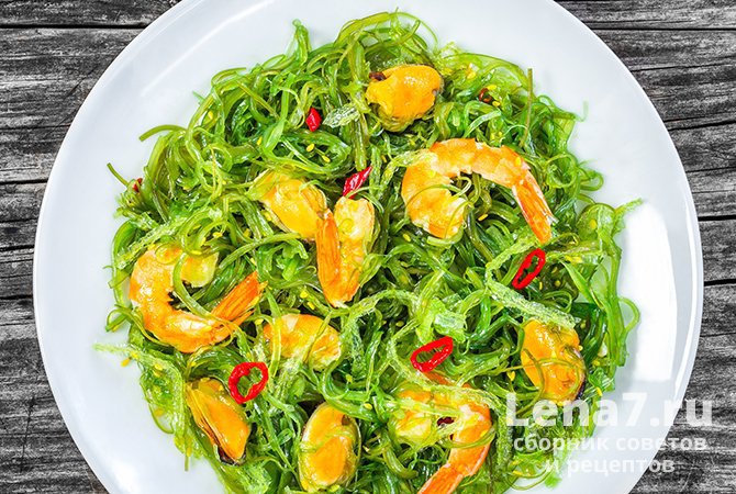 Пикантный салат из морской капусты с креветками и мидиями