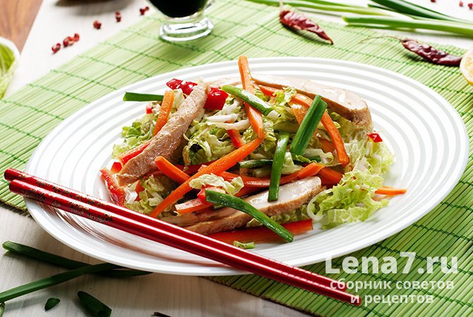 Теплый салат из пекинской капусты с курицей и овощами