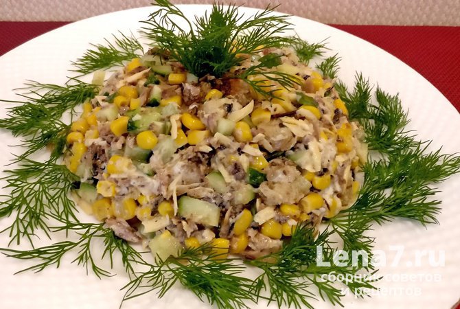 Быстрый салат со шпротами, кукурузой, огурцами, сыром и сухариками