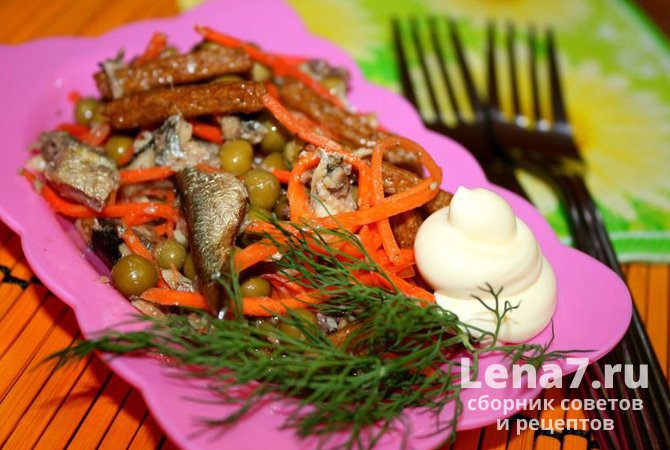 Пикантный салат со шпротами, горошком и корейской морковью