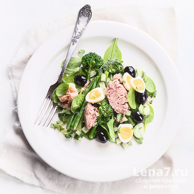 Салат с тунцом, маслинами, зеленой фасолью и брокколи