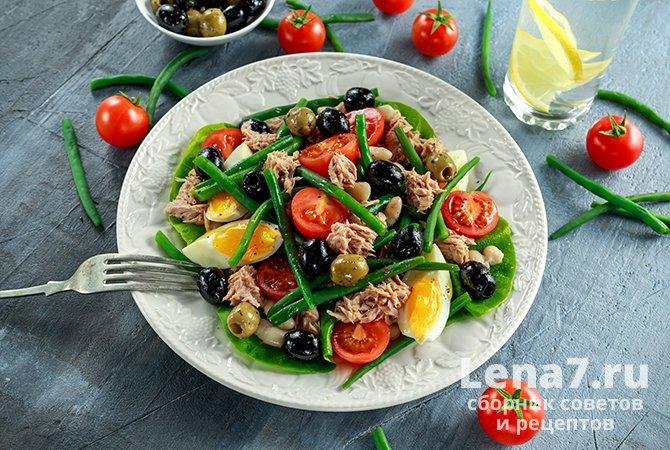 Средиземноморский салат с тунцом, стручковой фасолью, яйцами и овощами