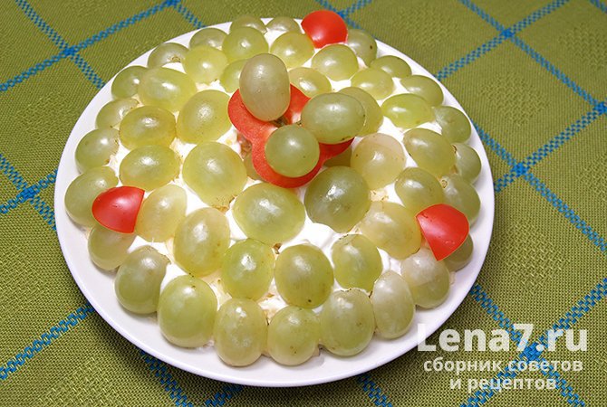 Салат «А-ля «Изумрудный браслет» с салями и виноградом