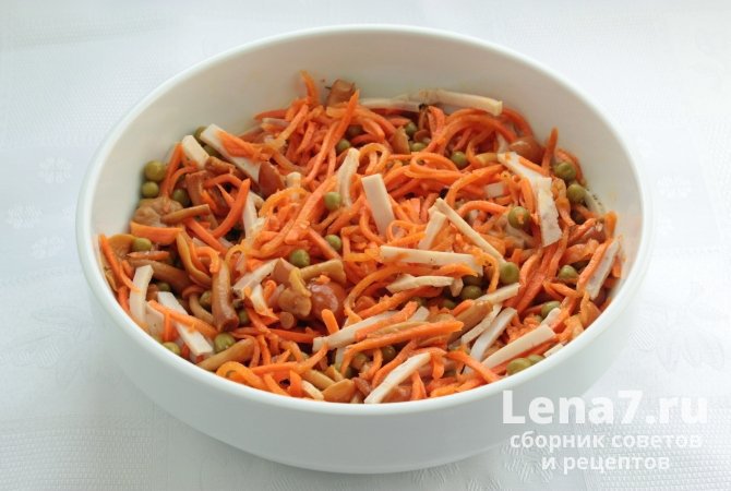 Купеческий салат с ветчиной, опятами и морковью по-корейски