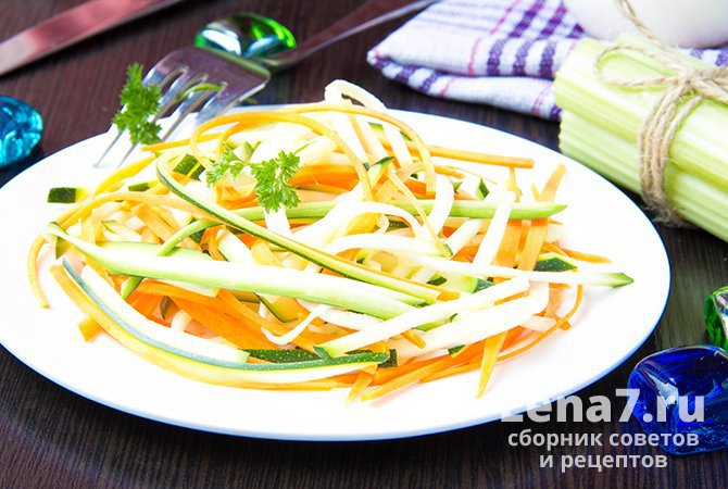 Салат «Летний по-азиатски» из цукини и моркови