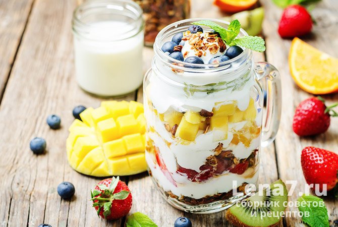 Салат-десерт «Летний» с ягодами, фруктами, мюсли и йогуртом